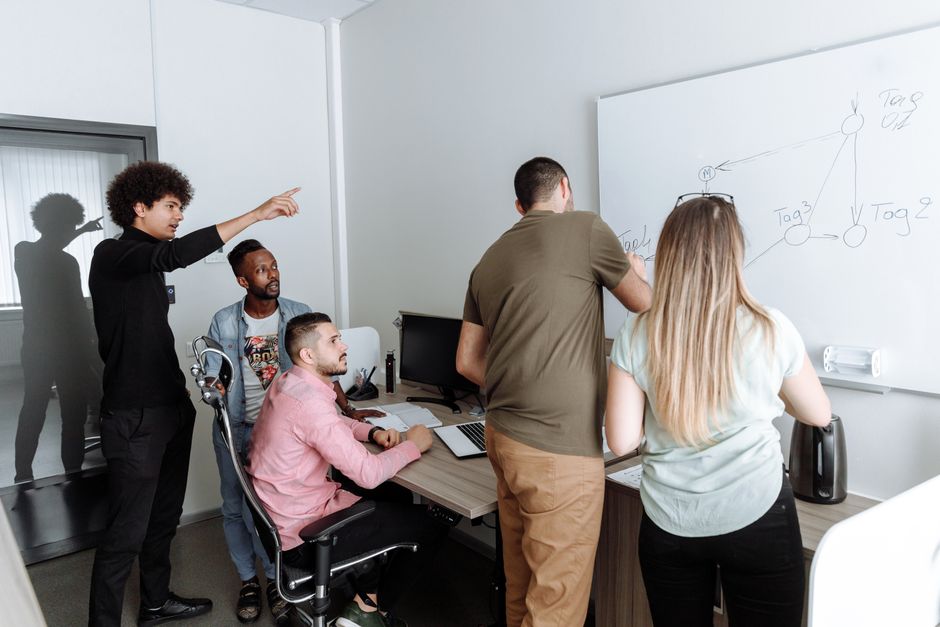 Team arbeitet an einem Marketing-Plan